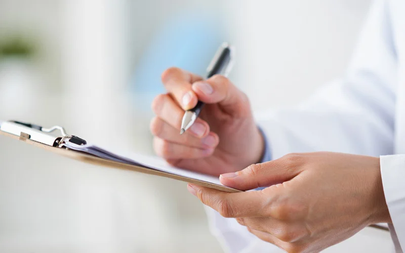 Врач делает запись
